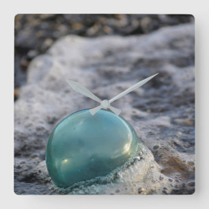 von Surf umgebene Fangflotte Quadratische Wanduhr