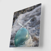 von Surf umgebene Fangflotte Quadratische Wanduhr (Winkel)