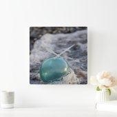 von Surf umgebene Fangflotte Quadratische Wanduhr (Zuhause)