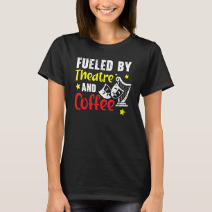Von Theater und Kaffeemaschine gespeist T-Shirt