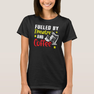 Von Theater und Kaffeemaschine gespeist T-Shirt