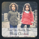 Von unserer Zuhause zu Ihrem frohen Foto Quadratischer Aufkleber<br><div class="desc">Ihr Lieblings-Foto und zwei Zeilen individualisierbaren Textes markieren diese Merry Christmas Foto Aufkleber.</div>
