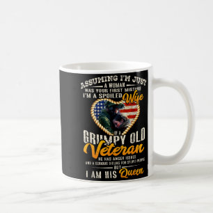 Von verwöhnter Ehefrau mürrischer alter Veteran Kaffeetasse