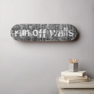 von Wänden abstoßen  Skateboard fahren