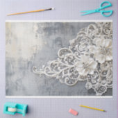 Von weißer, floraler Oberfläche bestickt mit silbe Seidenpapier (Basteln)