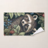 Von William Morris inspirierte Raccoon und Beeren Handtuch (Handtuch)