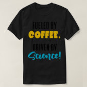 Von Wissenschaftlern gespeist, von Kaffee angetrie T-Shirt (Design vorne)