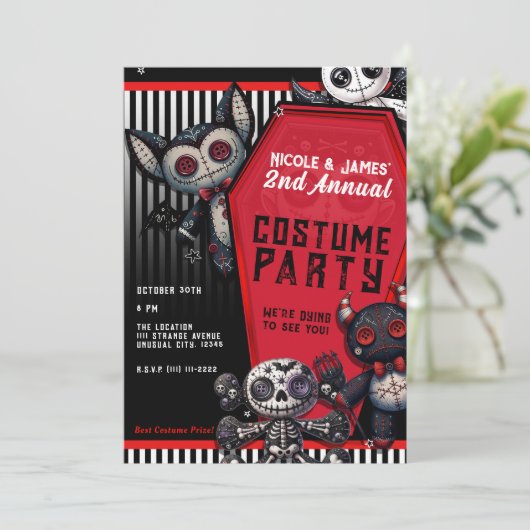 Voodoo Plushies Coffin Halloween Kostüm Party Einladung (Stehend Vorderseite)