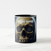 Vor Coffe Spooky Skull zweifarbige Tasse (Mittel)