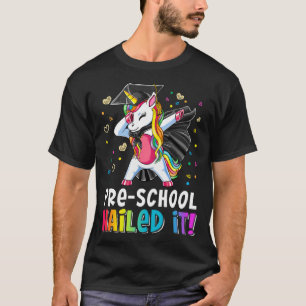 Vor der Schule nagelte es am letzten Tag der T-Shirt