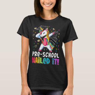 Vor der Schule nagelte es am letzten Tag der T-Shirt