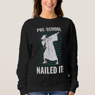 Vor der Schule versängelte es, Junge vor der Schul Sweatshirt