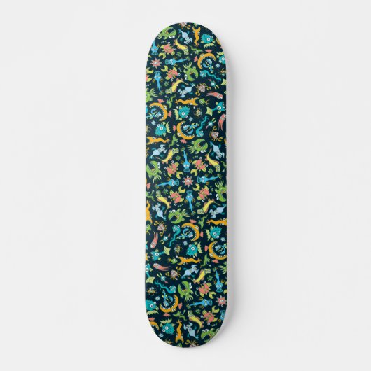 Voracious sea animals in a mandala pattern design skateboard (Vorne)