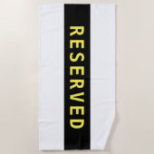 VORBEHALTENER gelber Text auf schwarzem Streifen Strandtuch (Vorderseite)