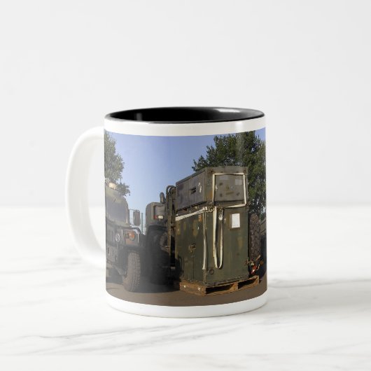 Vorbereitung der Ladung Zweifarbige Tasse (Vorderseite Links)