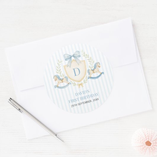 Vorbereitung Rocking Horse Junge Erster Geburtstag Runder Aufkleber (Umschlag)