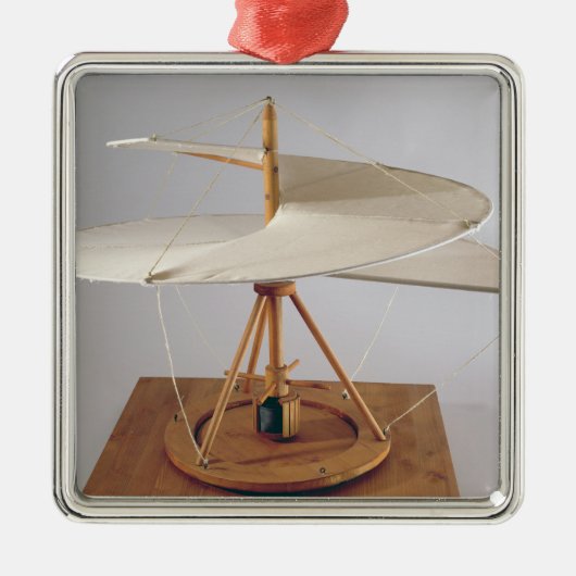 Vorbildliche Rekonstruktion von da Vincis Entwurf Ornament Aus Metall (Vorne)