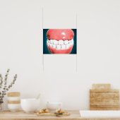 Vorderansicht des menschlichen Mund mit Zähnen und Poster (Küche)