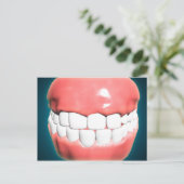 Vorderansicht des menschlichen Mund mit Zähnen und Postkarte (Stehend Vorderseite)