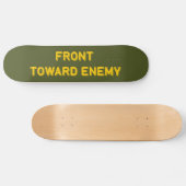VORDERSEITE IN RICHTUNG ENEMY SKATEBOARD (Horizontal)