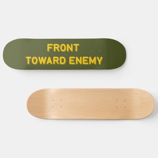 VORDERSEITE IN RICHTUNG ENEMY SKATEBOARD (Horizontal)