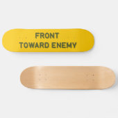 VORDERSEITE IN RICHTUNG ENEMY SKATEBOARD (Horizontal)