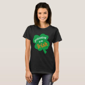 Vorgeben, irischer Funny St. Patrick's Day zu sein T-Shirt (Vorne ganz)
