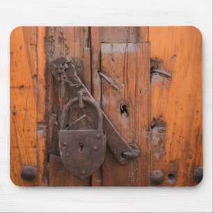 Vorhängeschloss an Holztür Mousepad