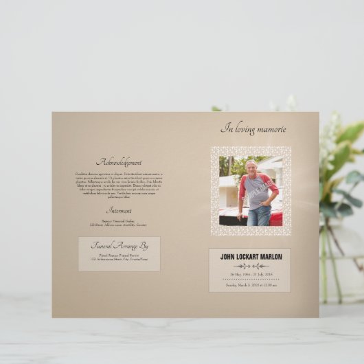 Vorlage des Programms zur Gedenkfeier (Stehend Vorderseite)