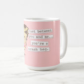 Vorlage gerade zwischen Ihnen und mir Trashbag Kaffeetasse (VorderseiteRechts)