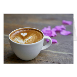 Vormittags-Cup-Latte mit herzenförmigen Schaumstof
