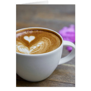 Vormittags-Cup-Latte mit herzenförmigen Schaumstof