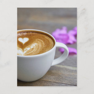 Vormittags-Cup-Latte mit herzenförmigen Schaumstof Postkarte