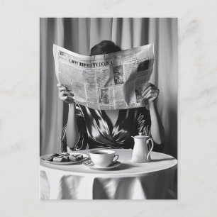 Vormittags Elegance: Kaffee, Nachrichten und Ruhe Postkarte