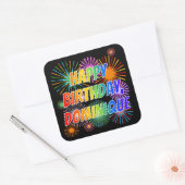 Vorname "DOMINIQUE", Fun "HAPPY BIRTHDAY" Quadratischer Aufkleber (Umschlag)