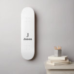 Vorname für Elegant Monogram Personalisiert Skateboard<br><div class="desc">Moderne,  einfache Maskuline mit schwarz-weißer,  trendiger Typografie (wechselbare Farben). Personalisiertes Geschenk für ihn: Vater,  Vater,  Ehemann,  Sohn,  Freund,  Bräutigam,  Trauzeuge,  Trauzeugen</div>