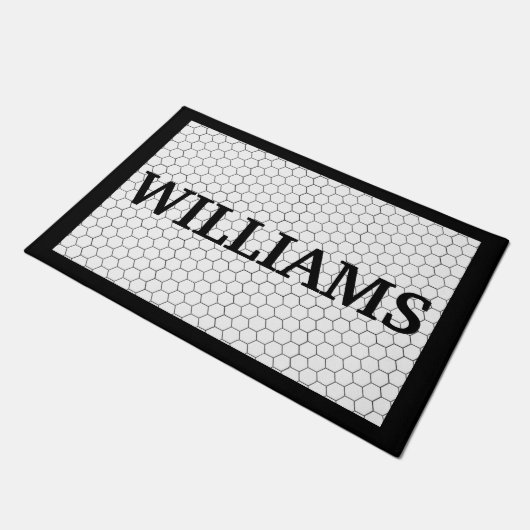 Vorname Schwarz-Weiß-Tile-Design Fußmatte (Schrägansicht)