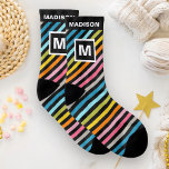 Vorname und Monogramm: fett farbige Streifen Socken<br><div class="desc">Ein lebendiges Streifen-Muster auf schwarzem Hintergrund. Personalisieren Sie diese coolen Socken mit Ihrem Namen und Monogramm.</div>