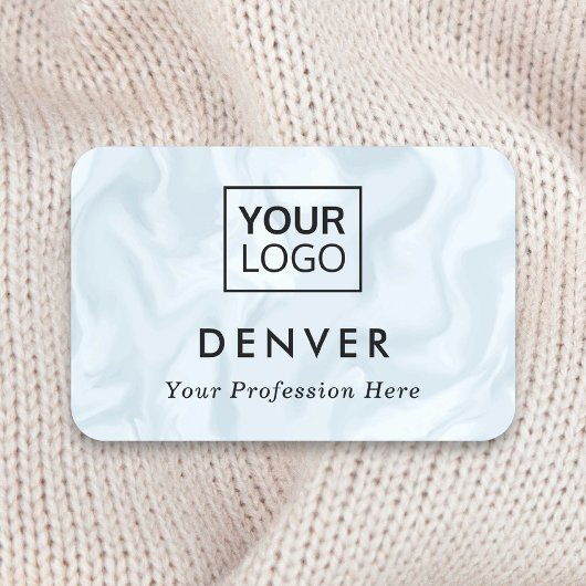 Vorname und Titel des Logos hellblau, graumarmorie Namensschild