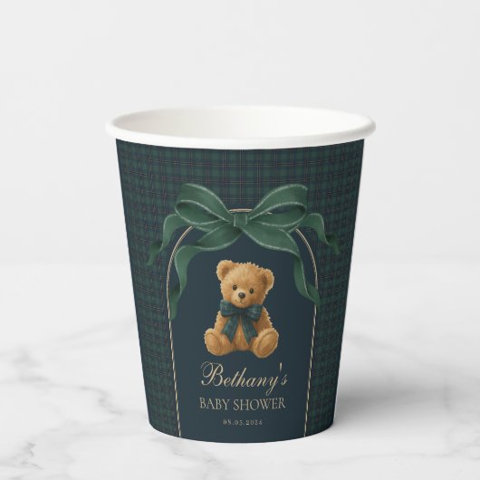 Vornehmer Teddybär im Polo-Look in Grün-Navy-Karie Pappbecher (Rückseite)