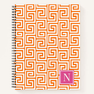 Vornehmes griechisches Schlüsselmonogramm – Orange Notizblock