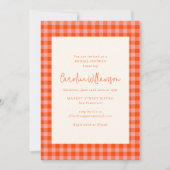 Vornehmes orange-pinkes Gingham-Karo-Brautjungfern Einladung (Vorderseite)