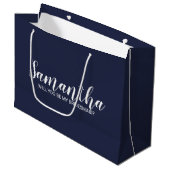 Vorschlag von Bridesmaid | Modern Script Navy Blue Große Geschenktüte (Vorderseite Schrägansicht)