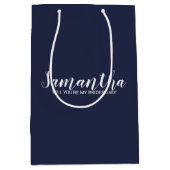 Vorschlag von Bridesmaid | Modern Script Navy Blue Mittlere Geschenktüte (Vorderseite)