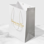 Vorschlag von Bridesmaid | Modernes Script Gold Mittlere Geschenktüte<br><div class="desc">Vorschlag von Bridesmaid | Moderne Script White und Gold Geschenktasche mit dem personalisierten Namen der Brautjungfrau in modernem, goldfarbenem Schriftart auf weißem Hintergrund. Auch perfekt für Trauzeugin, Blume Mädchen, Trauzeuge, Trauzeuge und Klingelträger. Bitte beachten Sie: Die Details der Folie werden im Kunstwerk simuliert. Bei der Herstellung dieses Produktes wird keine...</div>