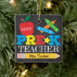 Vorschullehrer Keepake Bright Chalkboard Keramikornament<br><div class="desc">Das Design der Pre-K Lehrer-Ornamente ist mit einem Apfel, Buntstiften, einem Stift und einer bunten, lustigen Typografie ausgestattet! Klicken Sie auf die Schaltfläche Anpassen für weitere Optionen zur Änderung des Textes! Variationen dieses Designs, zusätzliche Farben sowie koordinierende Produkte sind in unserem Shop, zazzle.com/store/doodlelulu verfügbar. Kontaktieren Sie uns, wenn Sie dieses...</div>