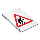 VORSICHT Ältere Menschen - Verkehrszeichen im Vere Notizblock (Rechte Seite)