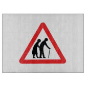 VORSICHT Ältere Menschen - Verkehrszeichen im Vere Schneidebrett (Vorderseite)