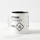 Vorsicht-Architekt bei der Arbeit Zweifarbige Tasse (Vorderseite Links)