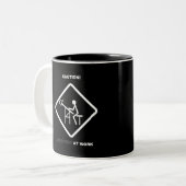 Vorsicht-Architekt bei der Arbeit Zweifarbige Tasse (Vorderseite Links)